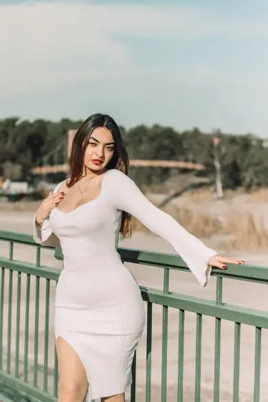 Gaur City VIP Call Girl Navya